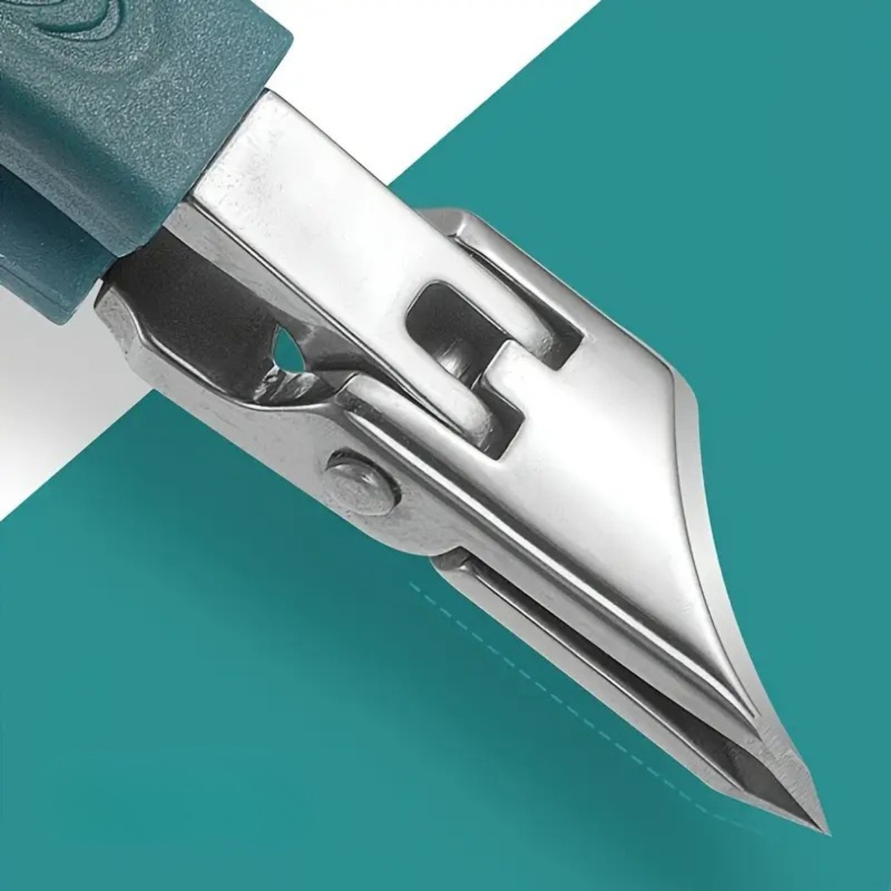 Ergonomska zasnova z upognjenim rezilom pod kotom 25° omogoča enostavno nego nohtov in hitro rešuje težave z vraščenimi nohti.