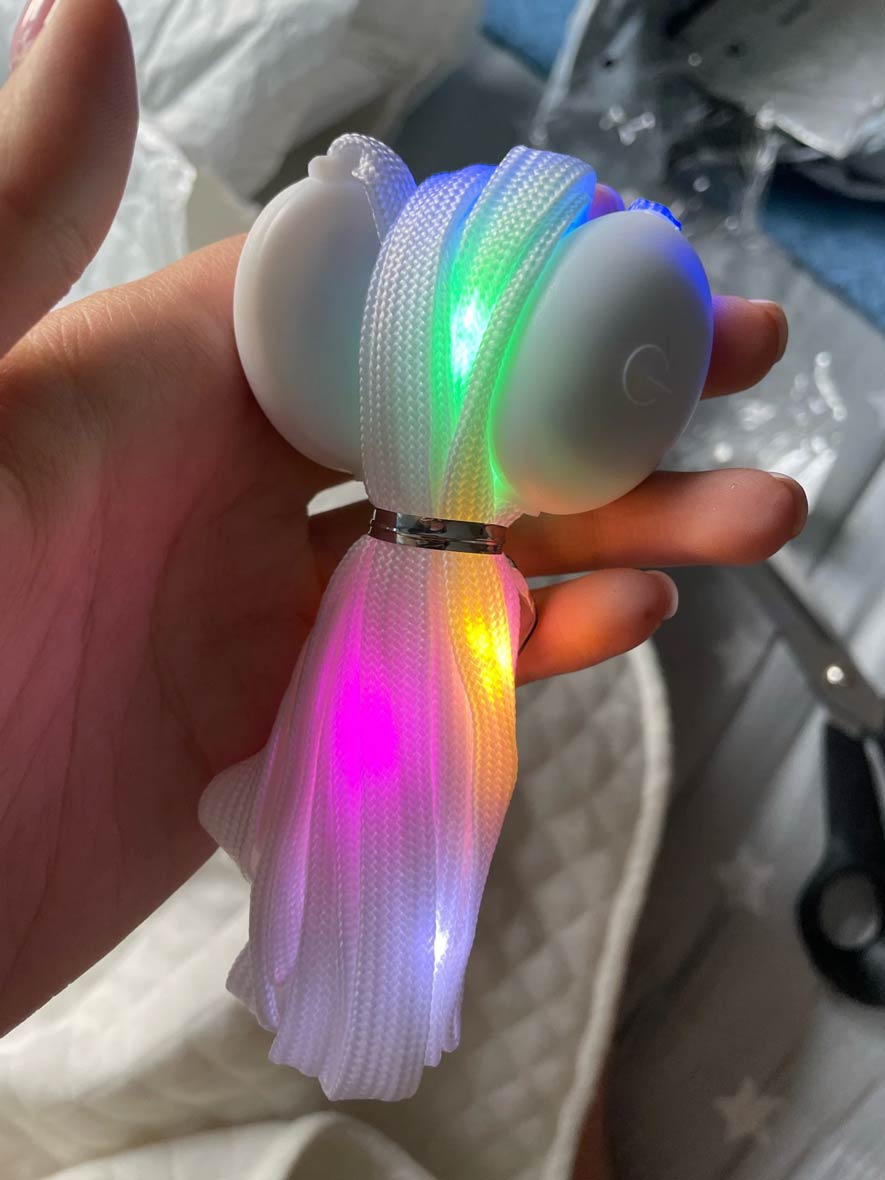 LedLaces, svetleče vezalke – bele s pisanimi led lučkami - Image 3
