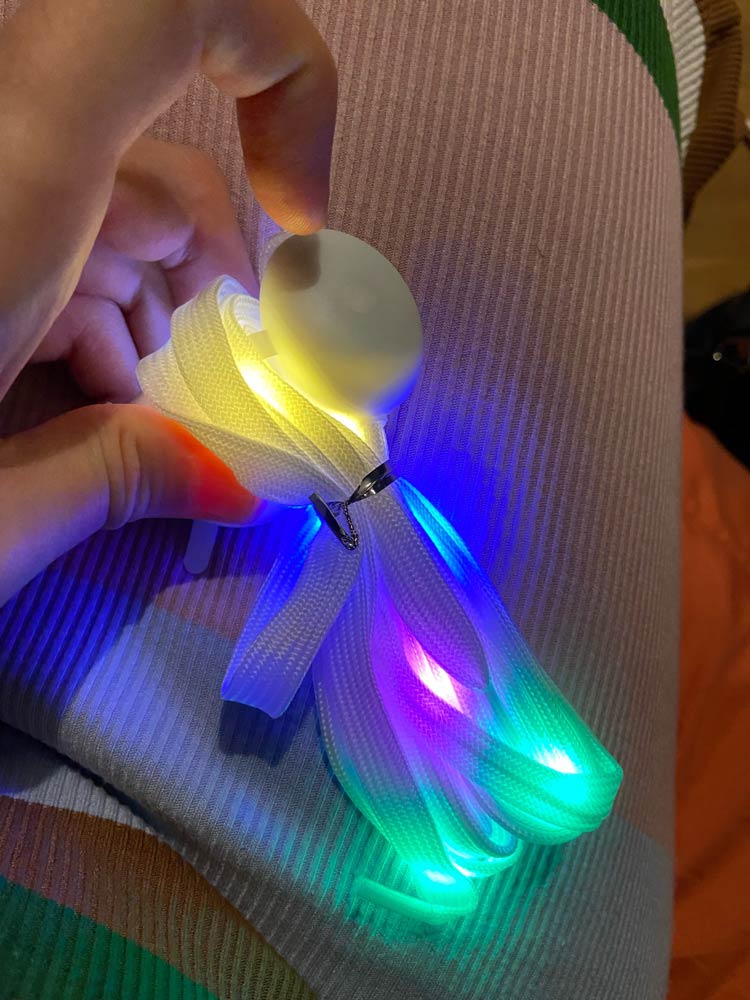 LedLaces, svetleče vezalke – bele s pisanimi led lučkami - Image 5