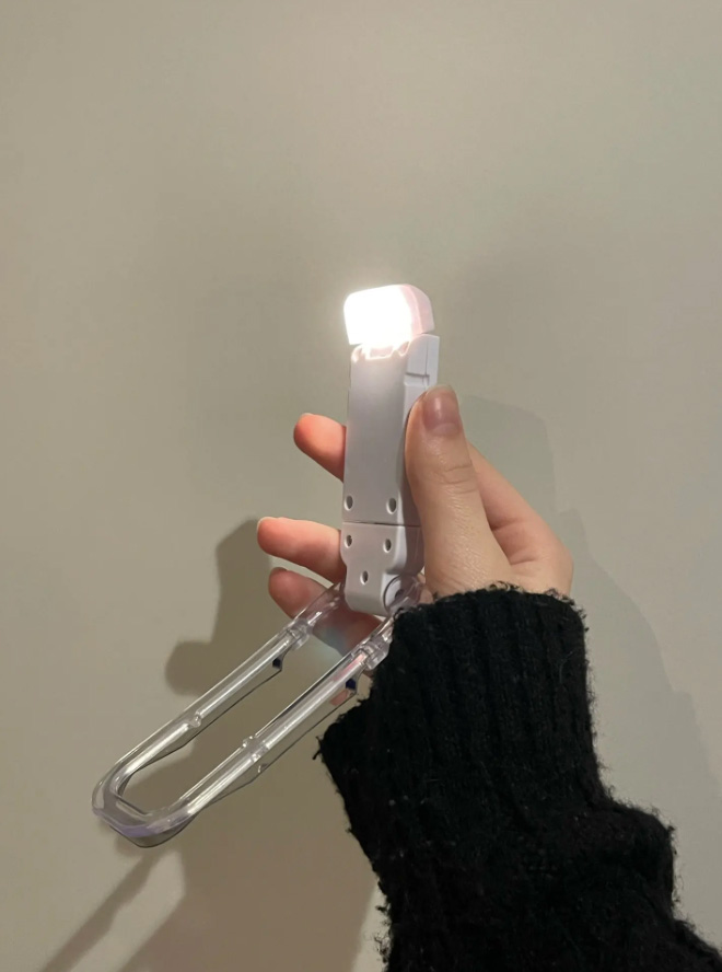 ReadLed, mini LED svetilka, ki jo lahko namestite na knjigo - Image 9