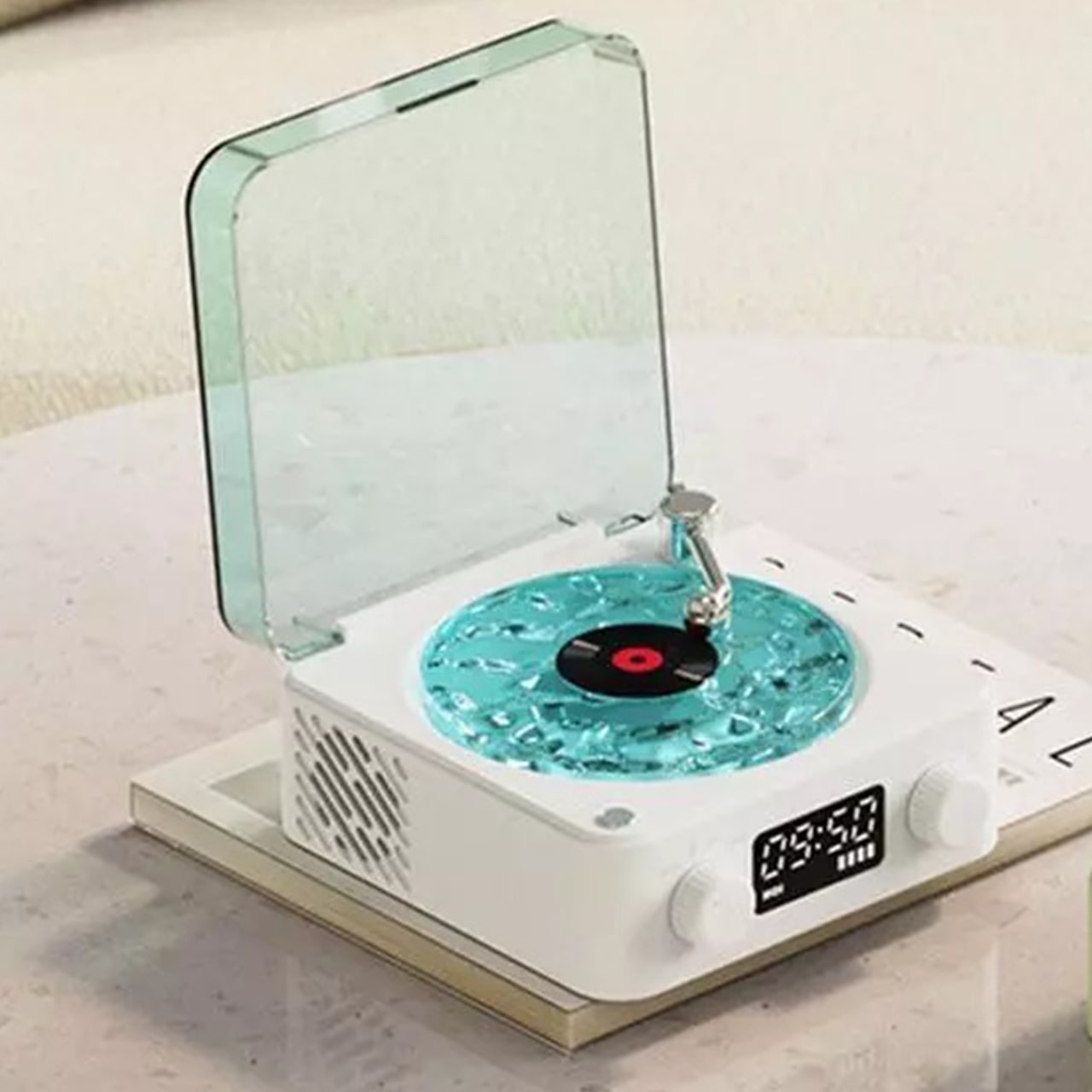 Predvajalnik glasbe podpira Bluetooth, TF kartico in AUX.