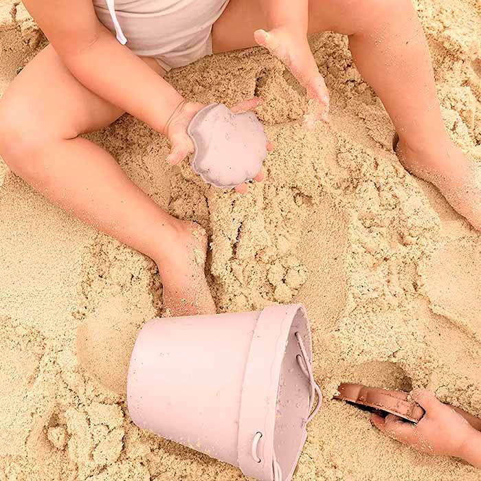 Set igrač je primeren za igro v peskovniku, na plaži, v bazenu itd.